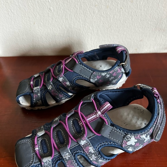 Apakowa Kids Girls Soft Sole Closed Toe Sandals Summer Shoes with Arch Support - Picture 3 of 4